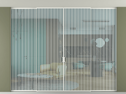 Алюминевая перегородка vn2+2_06_ Алюминий светло-серый Прозрачное голубое стекло, триплекс, 6мм. Цвет Алюминий светло-серый. Материал Алюминий в эмали. Коллекция Перегородка Formato внутри проёма четырёхстворчатая со скрытым креплением в потолок. Картинка.